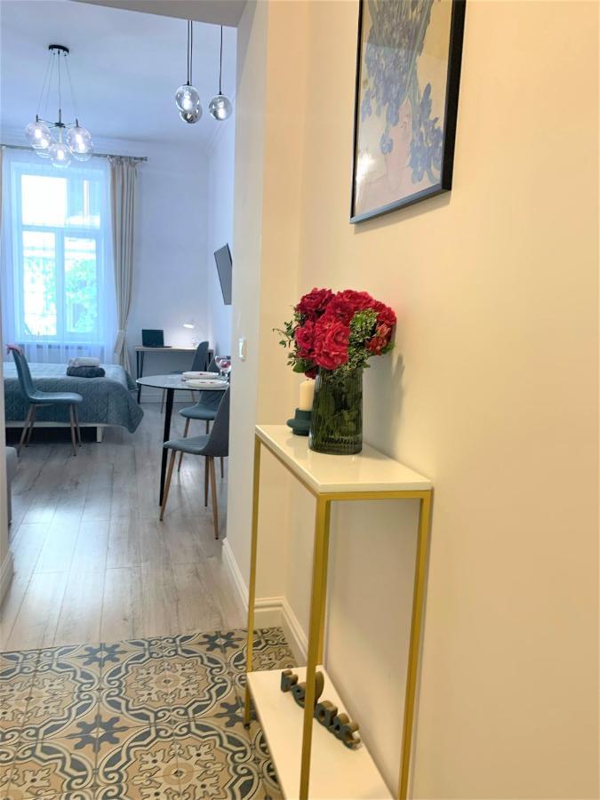 Iris Apartment On Popovich Lviv Exterior photo